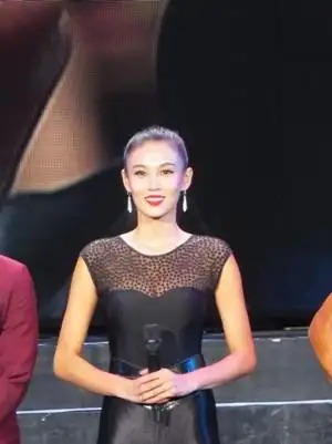 成龙十二生肖首映张蓝心秀危险性感长腿图