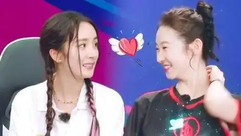 杨幂张艺凡线下活动亲密同框,畅聊工作生活尽显闺蜜情深