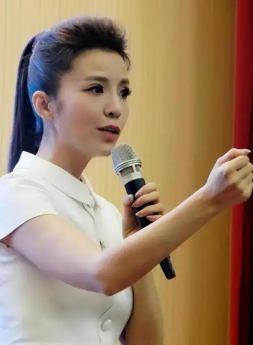 回顾朱迅:嫁大8岁王志伺候瘫痪公公,抗癌期母亲成心中遗憾的痛