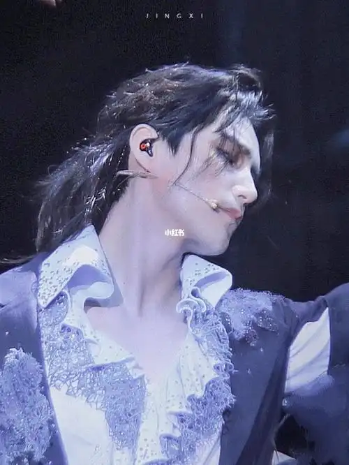 好难想象阿云嘎这么漂亮还有六块腹肌