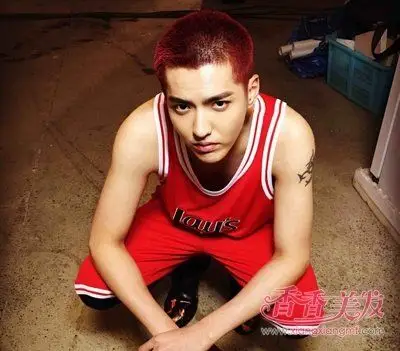 首页 男生发型 男生短发 挑颜值的男士寸头这样染发会很潮 2019阳光