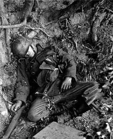 死在战壕中的德国士兵,观看希特勒尸体的盟军士兵_德军_战友_轻机枪