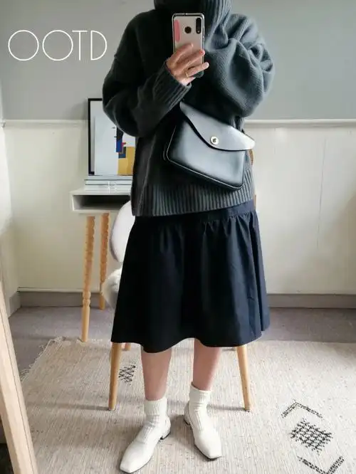 白色皮鞋配白色短袜