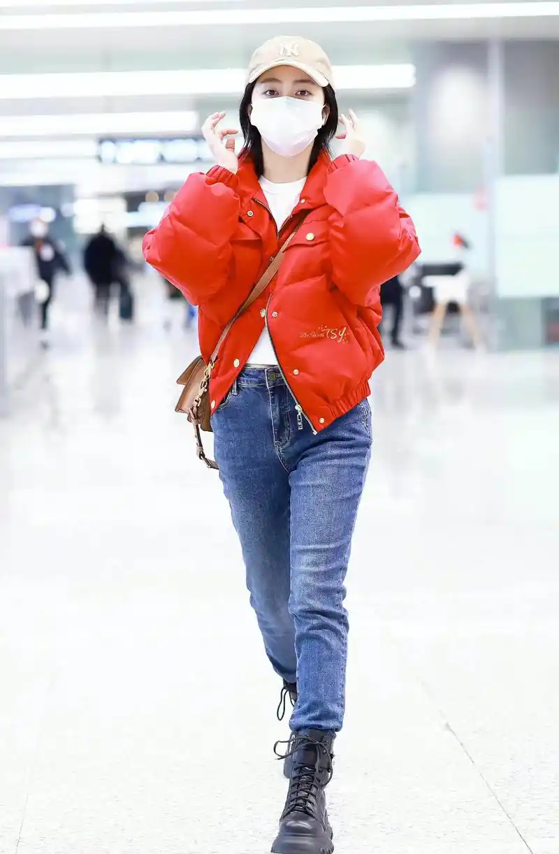 谭松韵现身机场,红色面包服搭牛仔裤,简约时尚又保暖!