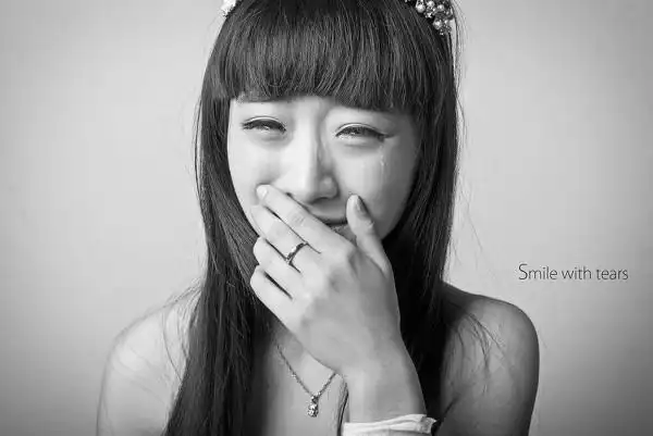 笑着流泪