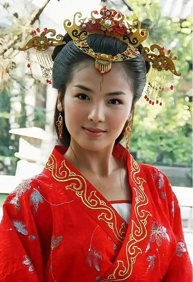 年轻时的刘涛可以说是纯天然美女,美得让人心动