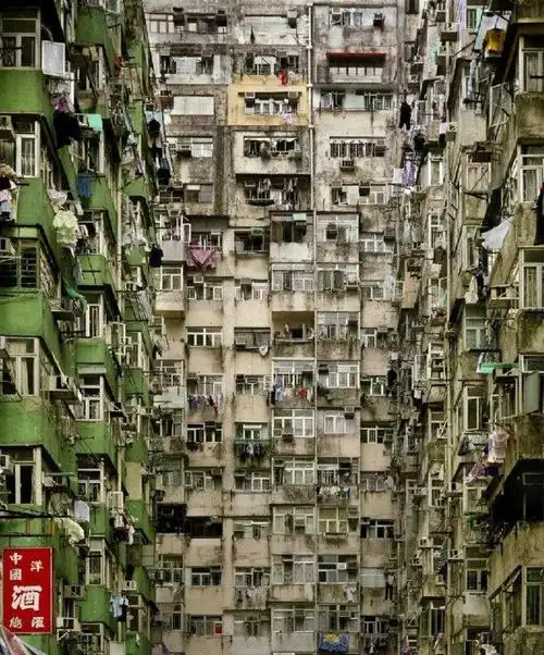 直击香港棺材房,小的仅能放下一张床,月租却高达几千元