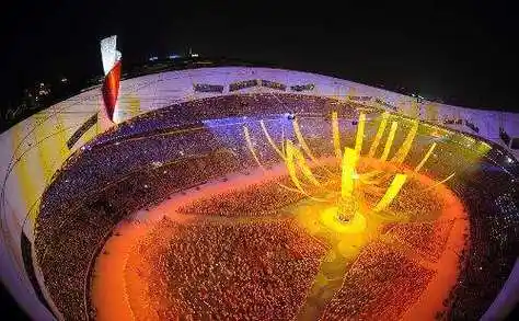 会圣火在北京国家体育场的主火炬塔缓缓熄灭,第29届奥运会正式落幕