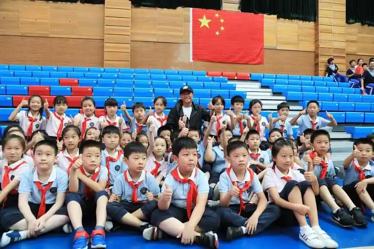 爱国电影《杨靖宇》校园点映,6000师生挥舞小国旗成"红色海洋"