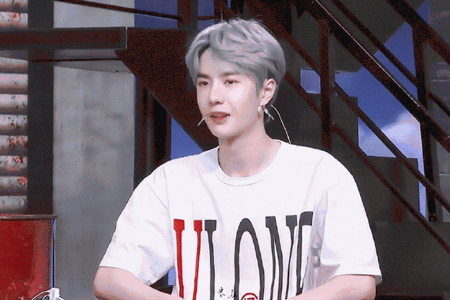 内娱银发漫撕男#银发爱豆王一博,冷面帅哥好爱一眼万年,一秒沦陷星姐