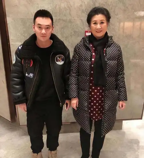 回顾春晚常客黄晓娟与初恋老公恩爱多年儿子是她的骄傲