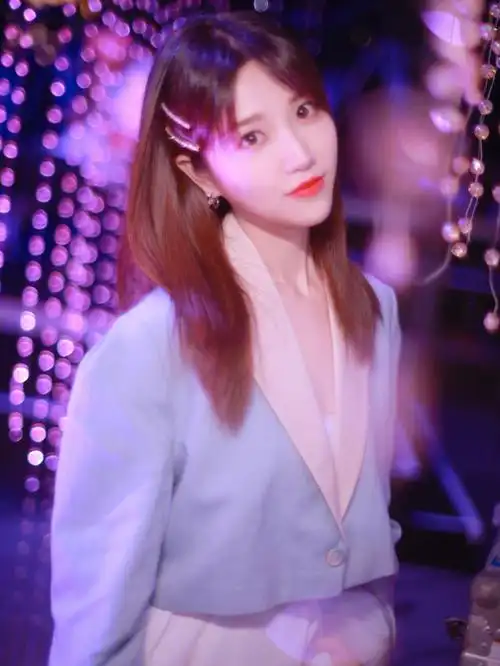 新相亲大会主持张纯烨佩戴dandrea轻珠宝