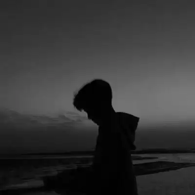 qq男生伤感黑白头像图片在他的生活里没有快乐