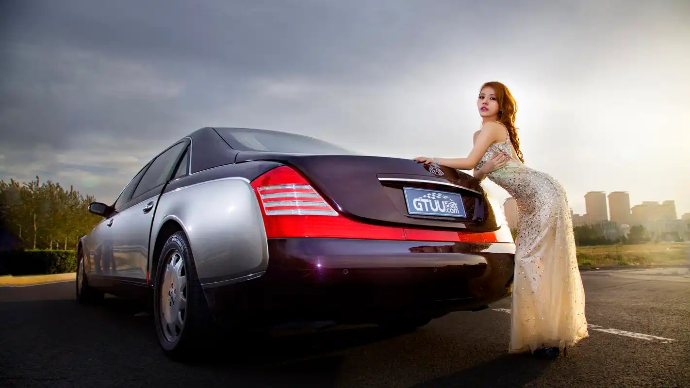 名牌汽车迈巴赫与性感火辣的车模桌面壁纸高清