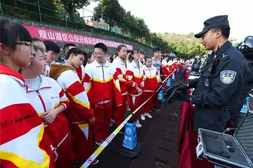 【我与反恐零距离】观山湖公安分局,贵阳一中举行反恐防恐联合演练暨