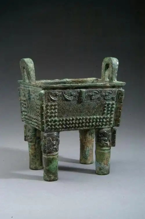 5厘米,河南安阳出土,殷商时期.立耳,折沿,方唇,深腹,平底,四粗壮柱足.