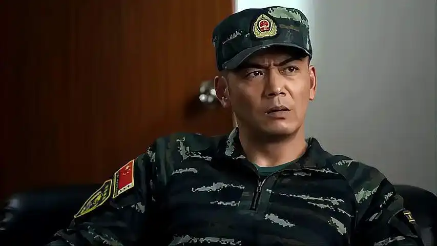 利刃出击警察让杨烁伪装进入监狱保护犯人