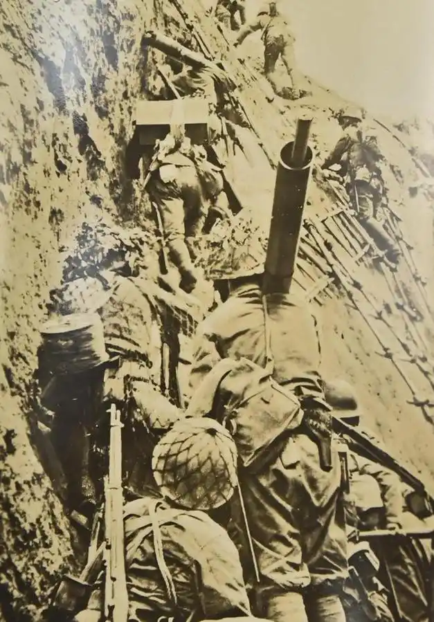 1941年日寇进攻湖南长沙的照片小鬼子正在攀登城墙