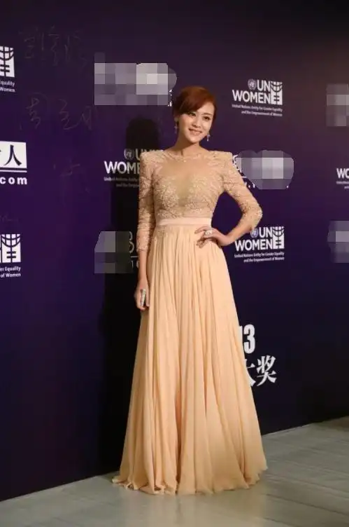 叶一茜真是穿搭高手,一袭香槟色礼服裙优雅高贵,曼妙曲线藏不住