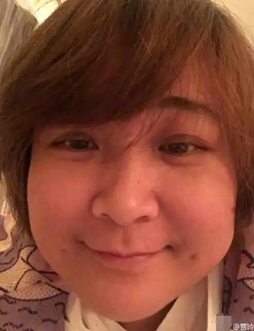 贾玲深夜发大头自拍照 醉眼朦胧玩自黑