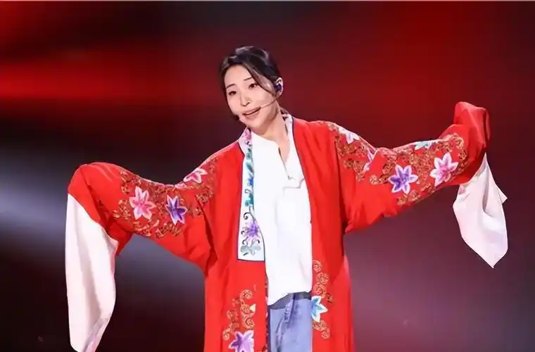 于是戚琦也将京剧和流行歌曲相结合,这样的改编也获得了众多观众们的