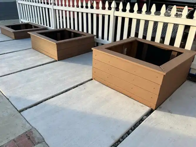 用旧deck板做的花坛和椅子废物利用050505