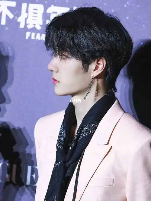 粉色系啵啵～_王一博_娱乐_明星娱乐资讯