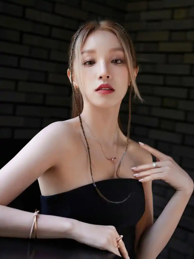 宋雨琦# 身穿黑色抹胸裙,头扎高马尾,清纯妩媚,甜美可人,性感火辣