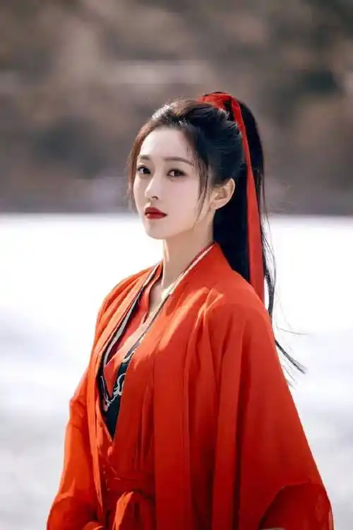 师姐宣璐晒古装红衣造型江湖儿女肆意洒脱