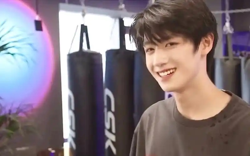 【超级无敌大帅哥】朱志鑫的帅是客观的,不愧是宙草!