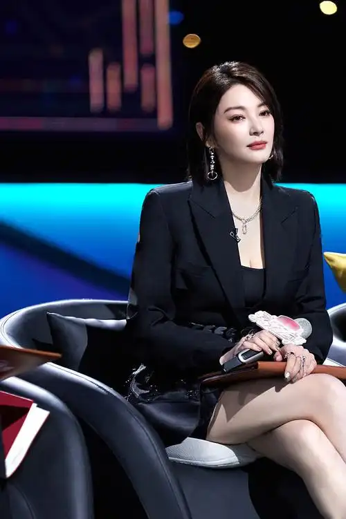 张雨绮优雅亮相音综《爱乐之都》 短发造型酷飒干练_凤凰网娱乐_凤凰