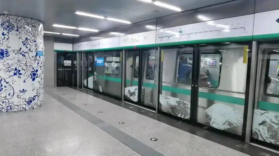 8号线最大号列车"光棍专列"下行北土城出站