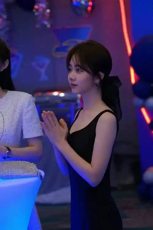 谭松韵v领黑裙#谭松韵可爱的优雅大女主气质拉满,谭松韵丝带编发滗v