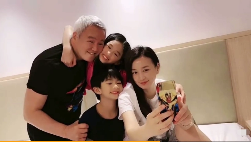 懒理曾哲贞第三者指责,张庭晒一家四口温馨日常,感叹:为母则刚