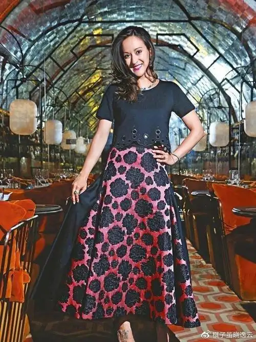 何家华与何家文是赌王的孙女,也是原配大房老婆黎婉华的儿子何猷光的