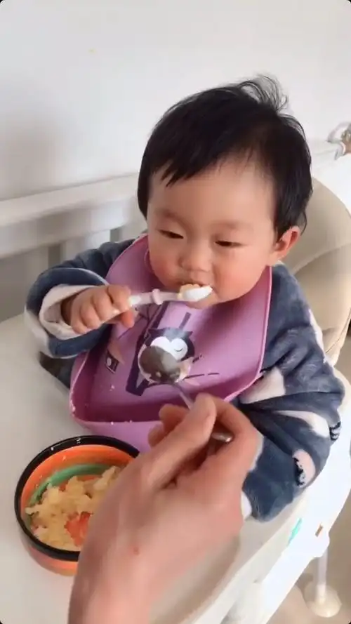 萌娃小可爱一周一个月,会自己吃饭了!
