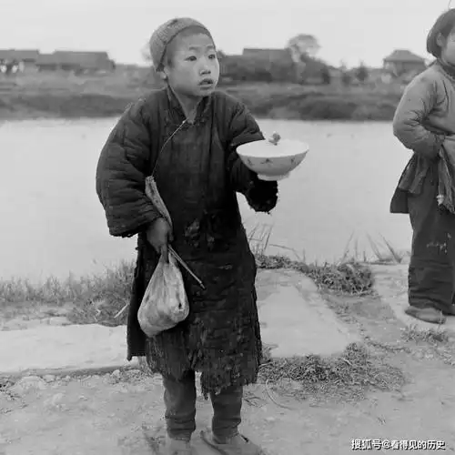 他的衣服很脏,他帽子看上去很破旧,他的鞋子很不合脚,鞋子前面都漏