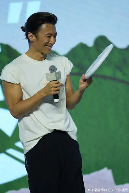 谢霆锋超话#锋行南京#直出的谢霆锋无敌了@特步南京·南京新百