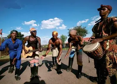 dance),这是昔日南非黑人矿工在艰苦的工作环境中,为排遣郁闷而创造的