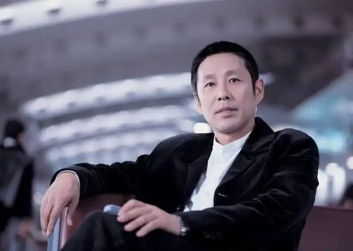 那么范围就不是很大,搜索一下确实有陈道明,于和伟的名字,而且与爆料