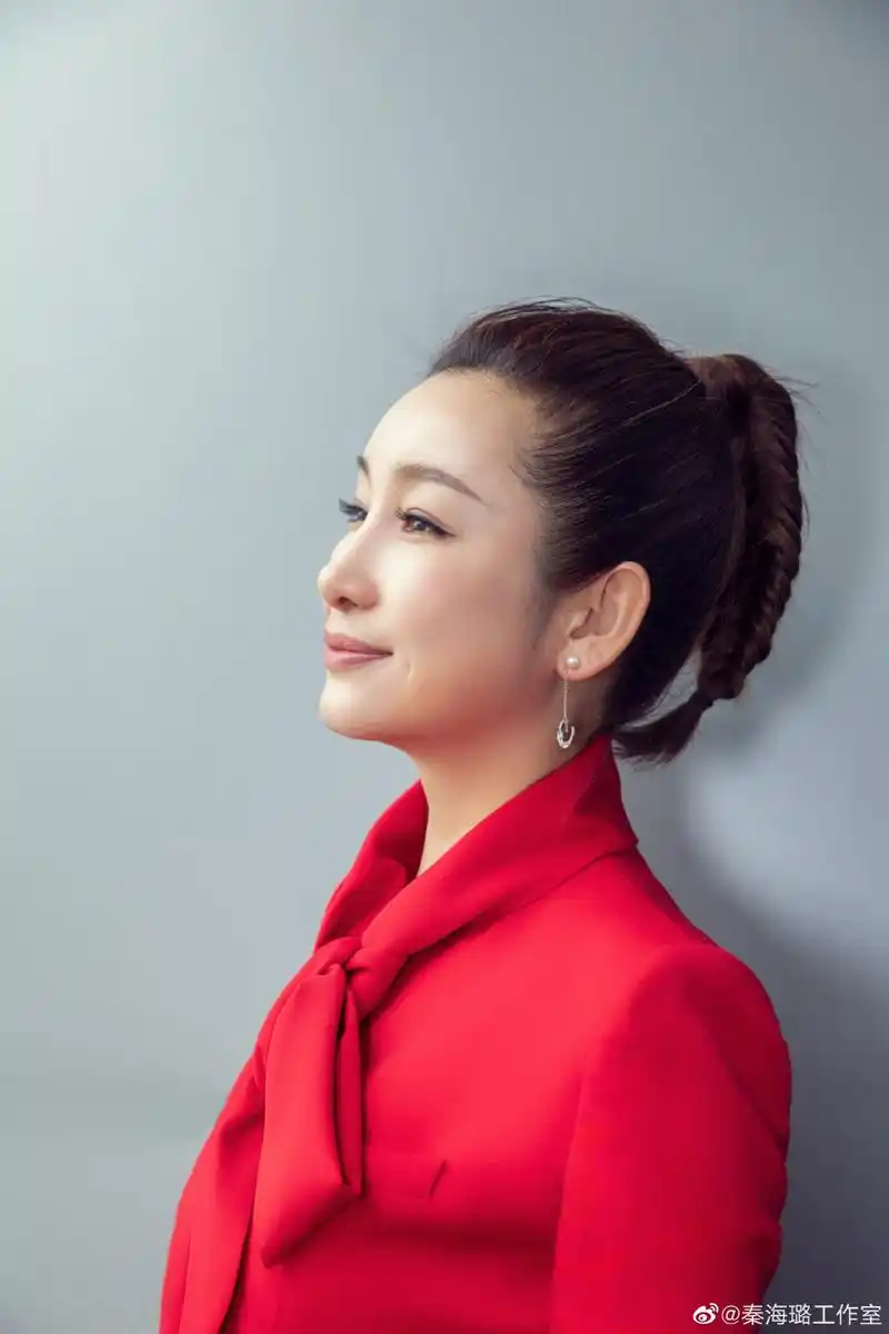 原创41岁秦海璐高调美回来,马尾辫搭红色look套装,气质全开