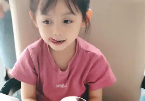 软萌漂亮小可爱童模图片_沈佳欣的可爱造型