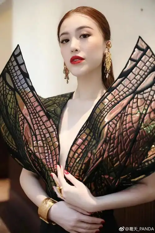 气场女王葛天穿华丽长裙烈焰红唇优雅动人