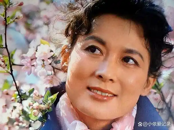 83岁演员向梅,晚年生活凄惨落魄,儿子出国,儿媳不给她救命钱