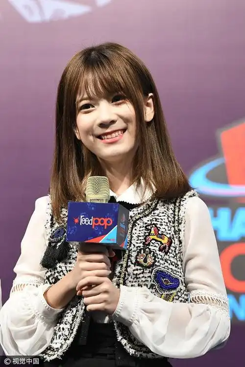 bej48李梓携队友靓丽现身发布会 吐舌鼓嘴卖萌上演真