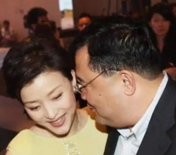 都是亿万富豪李红老公董卿老公和张蕾老公还真不是一个档次