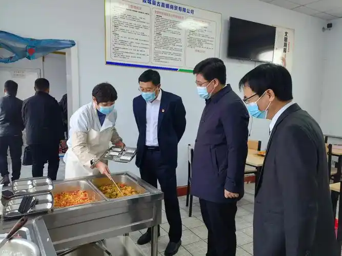 注意工作方法县委县政府主要领导到县政府机关食堂调研并进午餐