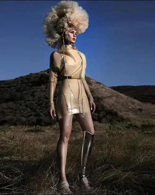 她不仅是模特,她更是实实在在的艺术家,面对缺憾她坦然面对,还玩出了