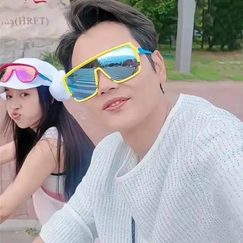 德云社孟鹤堂和妻子骑行,合影照被晒,孟嫂嘟着嘴,很是可爱