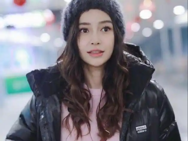 angelababy卷发披肩微笑甜美,粉色穿搭好青春,"行李箱"太抢镜